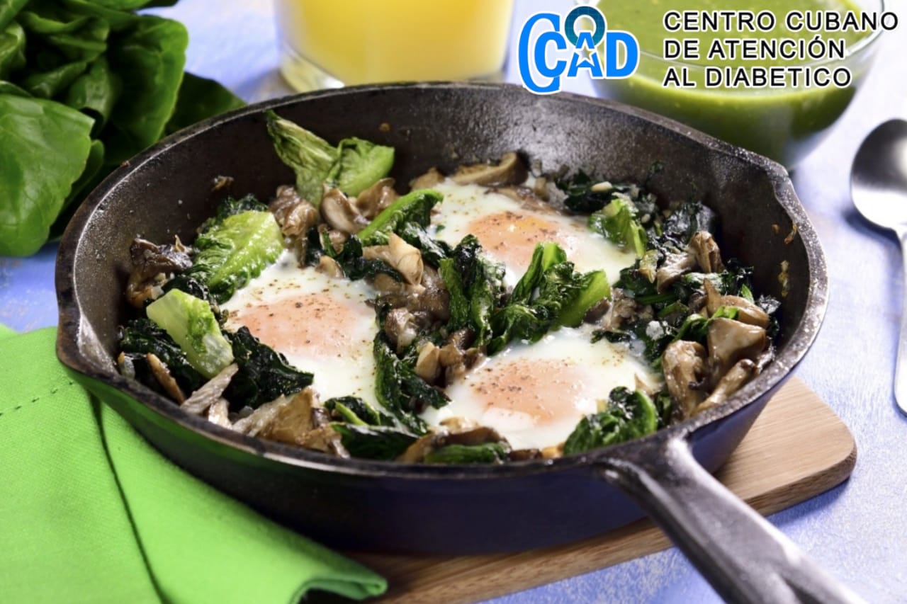 Huevos a la cazuela con espinacas y lechuga