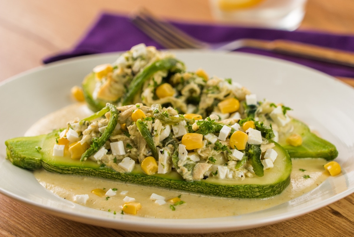 Nuestra cocina. CALABACITAS RELLENAS DE RAJAS CON QUESO PANELA EN SALSA DE ELOTE