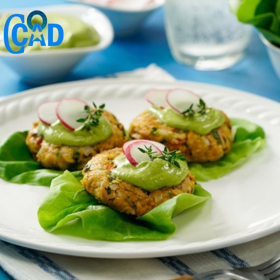 Nuestra cocina. Tortitas de salmón a la mexicana con salsa de aguacate
